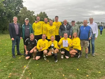 Straßenfaustballer gewinnen 39. Landkreismeisterschaft in Ursensollen