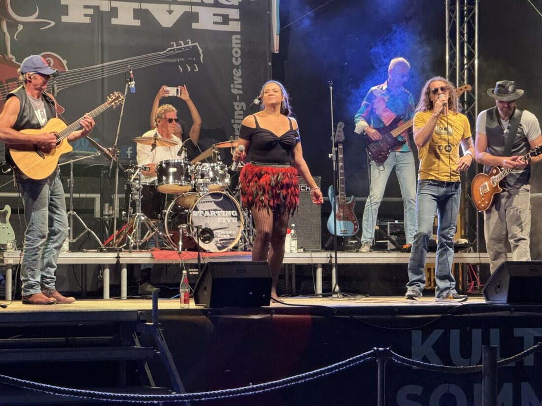 Tirschenreuth. Der Kultursommer 2026 ist mit einem stimmungsvollen Konzertabend gestartet. Bei bestem Sommerwetter sorgten „Starting Five“ und Udo-Lindenberg-Double Rudi Wartha auf der Seebühne für Rockklassiker, bekannte Hits und viel Nähe zum Publikum.