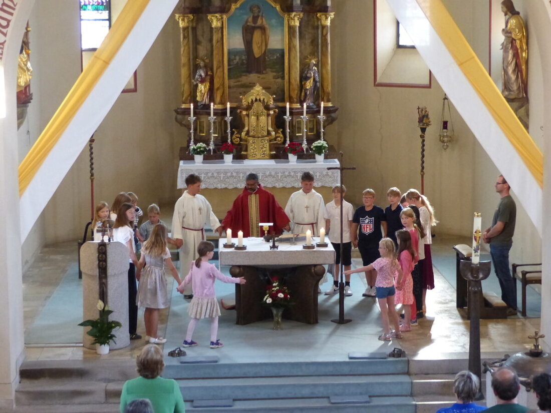 Döllnitz. In der Jakobuskirche wurde das Patrozinium als lebendige Pilgermesse gefeiert: Kinder gestalteten den Familiengottesdienst mit Pater Jo, Pilgerstempel und Muscheln inklusive.
