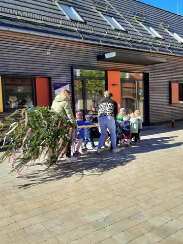 Kinder der Johanniter-Kinderkrippe stellen Maibaum in Plößberg auf