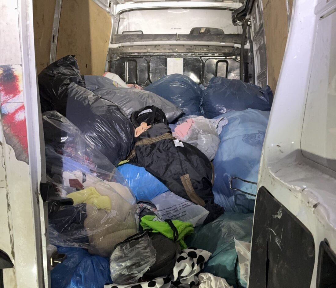 Schwandorf. Polizisten stellten in einem Transporter fünf m³ gestohlene Altkleider, Aufbruchswerkzeug und ein Messer sicher; drei Verdächtige wurden festgenommen. Bei einem Unfall nahe Fronberg: zwei leicht verletzt, Schaden ca. 30.000 €.