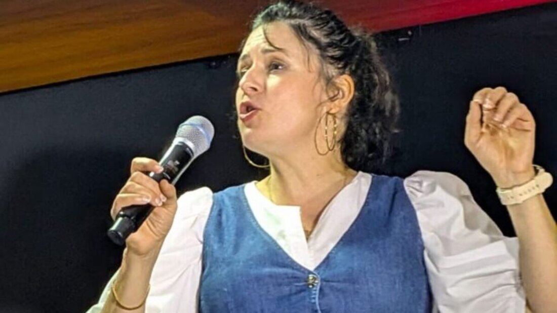 Weiden. Mit Selbstironie, treffsicheren Pointen und großer Publikumsnähe feierte Angela Ascher im ausverkauften Bräuwirt-Saal die gelungene Vorpremiere ihres neuen Soloprogramms „Niemals satt und voller Leben“.