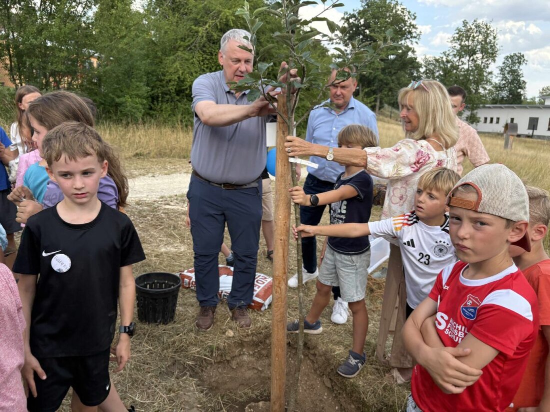 Amberg-Sulzbach. Der Spielebus Maxl war im ganzen Landkreis unterwegs, legte 1.000 Kilometer zurück und begeisterte 600 Kinder. Höhepunkt der Tour waren 26 gepflanzte Apfelbäume, tatkräftig unterstützt von acht Ehrenamtlichen.