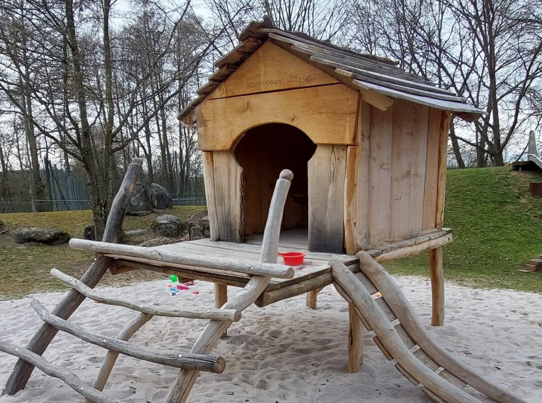 Amberg. Ein Spielplatz soll vor allem eines sein: ein sicherer Ort zum Spielen und Toben. Genau deshalb hat sich eine Amberger Bürgerin an die Redaktion gewandt. Ihre Kritik richtet sich gegen die Sanierung des Spielplatzes am Teichweg, in die laut Angaben der Stadt im vergangenen Jahr rund 16.000 Euro investiert wurden. Die Stadt Amberg weist die Vorwürfe jedoch zurück und sieht keinen Handlungsbedarf.