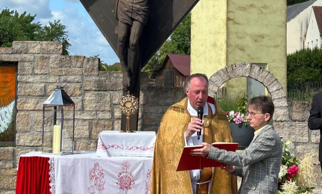 Altenstadt/Vohenstrauß. Bei gutem Wetter feierte die Gemeinde am Sonntag, 8. Juni 2026, Fronleichnam mit Gottesdienst und Prozession. Vereine, Chor und Bläser begleiteten die Feier unter dem Leitwort „Christus geht mit uns“.