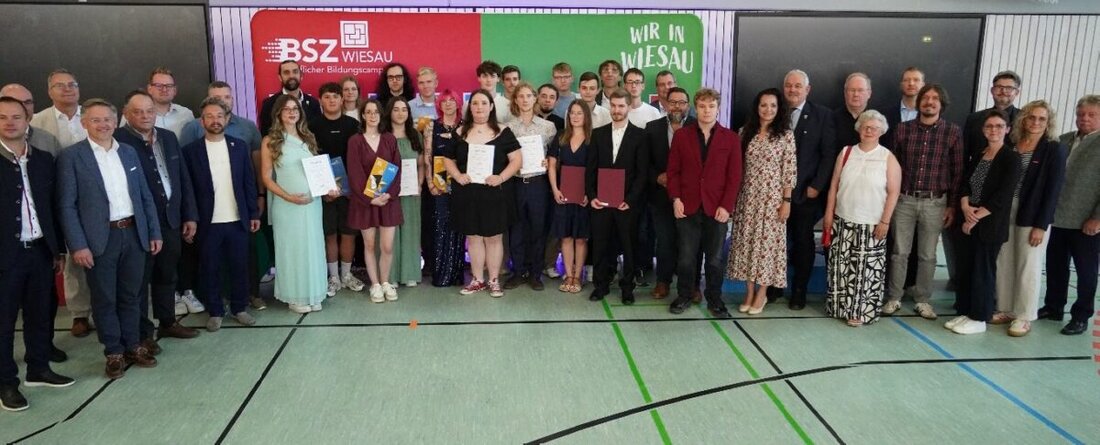 Wiesau. Am 29. Juli 2026 verabschiedete das Berufliche Schulzentrum 190 Absolventinnen und Absolventen – mit klaren Signalen zu KI, dualer Bildung und Zukunftschancen. Ehrungen und Musik gaben der Feier den festlichen Rahmen.
