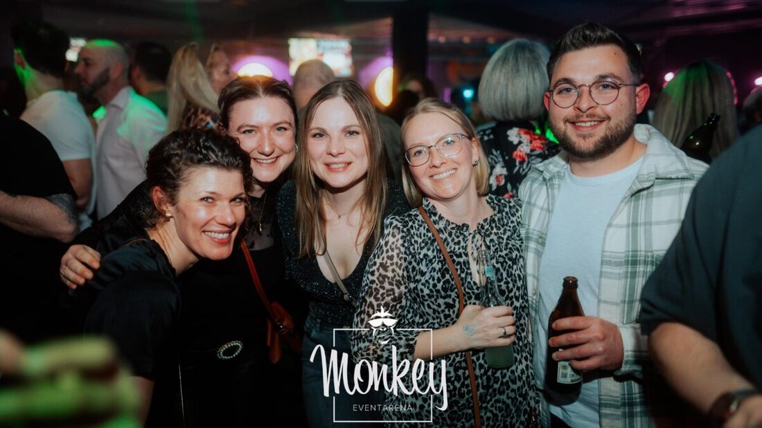 Weiden. Mit den größten Hits vergangener Jahrzehnte ließ DJ ROOMMAN im "Monkeys" in Weiden die Nacht zur nostalgischen Zeitreise werden. Zwischen Erinnerungen an erste Liebe, wilde Autofahrten und unvergessliche Nächte wurde schnell klar: Diese Musik trifft noch immer mitten ins Herz.