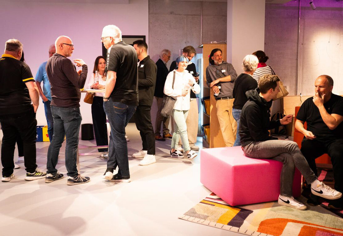 Amberg. Beim Netzwerk Forum im Stadtlabor+ trafen sich am 22. April 2026 mehr als 50 Vertreterinnen und Vertreter aus elf Netzwerken. Sie tauschten sich aus, knüpften Kontakte und stärkten so den Wirtschaftsraum Amberg.