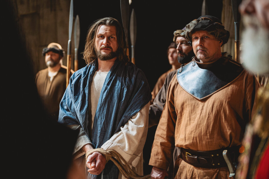 Kemnath. Die Proben für die Kemnather Passion nehmen immer mehr an Fahrt auf. Mehrmals in der Woche stehen die Darsteller auf der Bühne, damit bis zu den Aufführungen auch die letzte Betonung und die kleinste Geste sitzt.