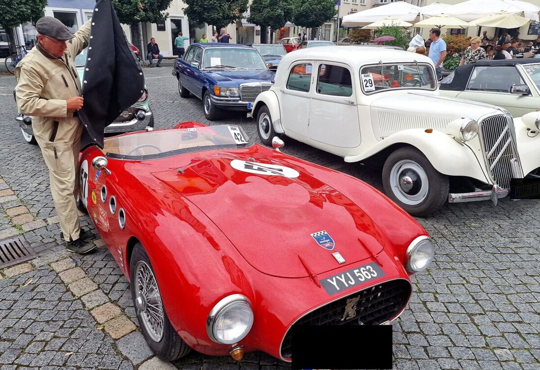 Weiden. Der Automobilclub (AMC) im ADAC Weiden hat zur 37. Oldtimer-Veteranenausfahrt eingeladen. Am Morgen reihten sich 110 blitzblank polierte Schätze auf zwei und vier Rädern zur technischen Abnahme ein. Die Palette reichte vom liebevoll restaurierten VW T1 Samba von 1956 bis zur kraftvollen 500er-BMW mit Seitenwagen.