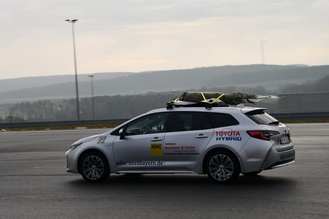 Nordoberpfalz. Der ADAC Nordbayern gibt Tipps für den sicheren Weihnachtsbaumtransport mit dem Auto. Richtige Sicherung und Einhaltung der Vorschriften können Bußgelder von bis zu 75 Euro vermeiden.