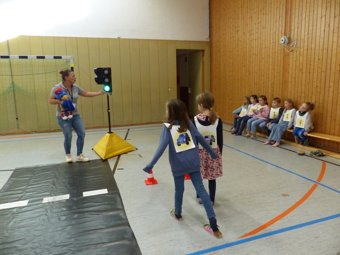 Leuchtenberg. Der ADAC brachte mit „Achtung Auto“ und der Puppe ADACUS Verkehrserziehung in die Schule. Kinder von der ersten bis zur vierten Klasse lernten Reaktionsweg, Ampelregeln und den toten Winkel am Feuerwehrauto.