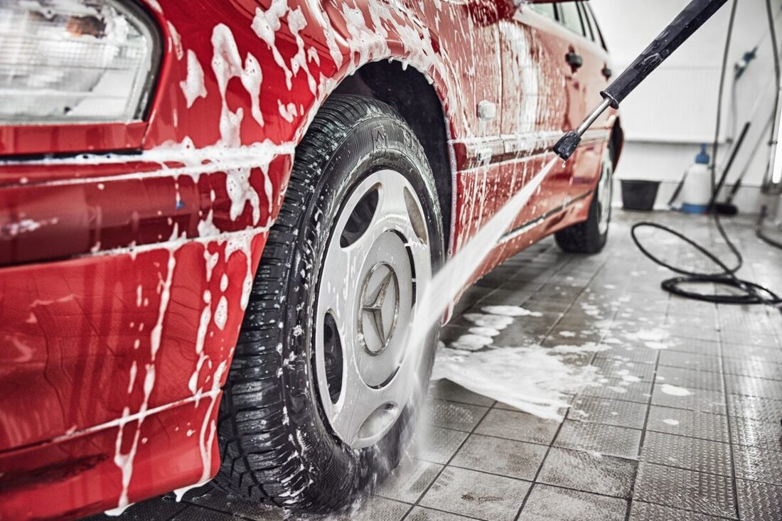 Nordbayern. Im Winter darf das Auto so oft in die Waschstraße wie im Sommer. Wichtig sind Vorwäsche, das Entfernen von Schnee und Eis sowie Vorsicht bei Frost: Unter minus zehn Grad lieber nicht waschen.