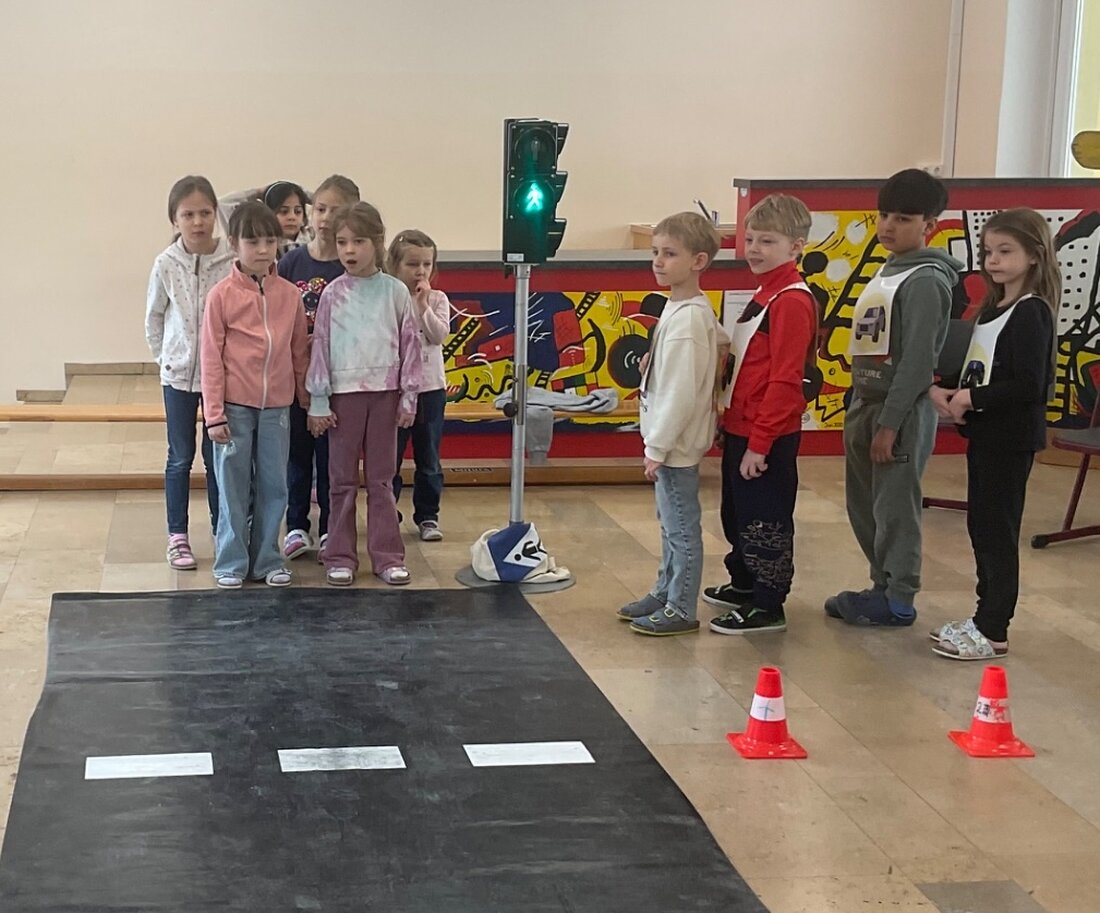 Pressath. Anfang Januar begeisterte das ADAC-Verkehrstraining „ADACus“ die ersten Klassen der Grundschule und machte sie fit für den Schulweg. Mit Rabe ADACus übten die Kinder sicheres Überqueren am Zebrastreifen und an der Ampel.