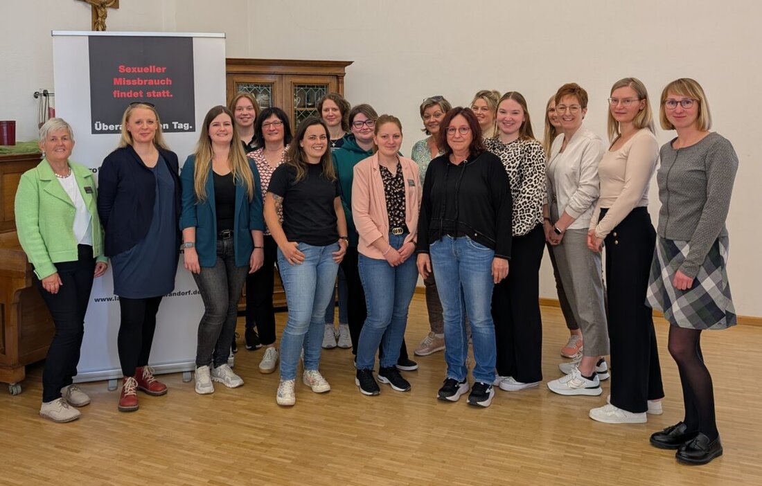 Schwandorf. Die Fachtagung "Sexualisierte Gewalt im Internet" zog viele Fachkräfte an, um die Gefahren für Kinder und Jugendliche zu diskutieren. Expertinnen teilten ihre Erfahrungen und betonten die Bedeutung der Vernetzung als Präventionsmaßnahme.