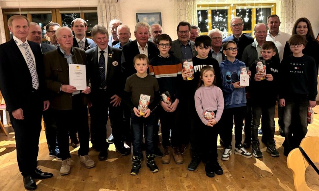 Weiden. Mit vertrauten Klängen eröffnete die Musik die Weihnachtsfeier des Automobilclubs (AMC) im ADAC. Die Mitglieder hörten Rückblicke der Kartjugend und der Oldtimergruppe, bevor der Abend in festliche Stimmung überging.