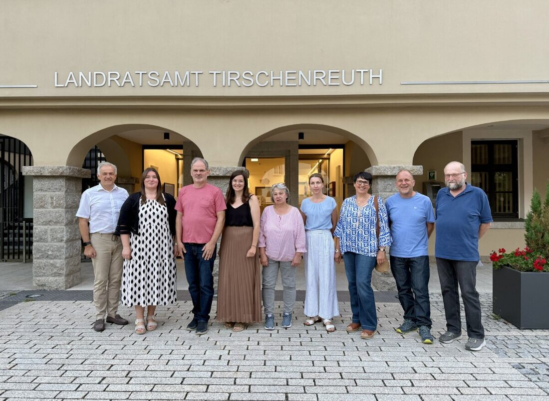 Tirschenreuth. ARGE Fisch bereitet sich auf die Karpfensaison und Erlebniswochen Fisch 2025/26 vor, beantragt fünf Projekte zur Förderung der traditionellen Karpfenteichwirtschaft. Neuwahlen ergaben wenige Änderungen im Vorstand, neue Projekte und Veranstaltungen für 2025 angekündigt.