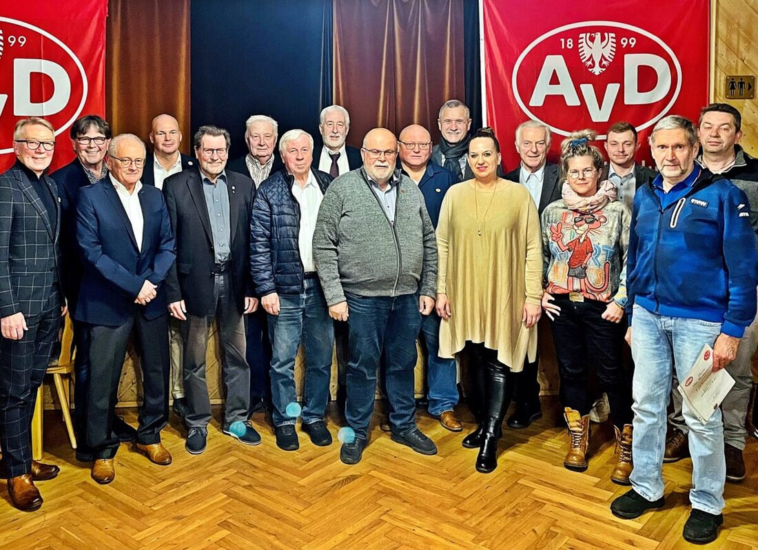 Weiden. Der ATC Weiden hielt seine Jahreshauptversammlung mit Neuwahlen und Ehrung langjähriger Mitglieder ab. Über 250 Oldtimer zogen beim Treffen viele Autoliebhaber an, und der Verein bestätigte Präsident Manfred Gärber in seinem Amt.