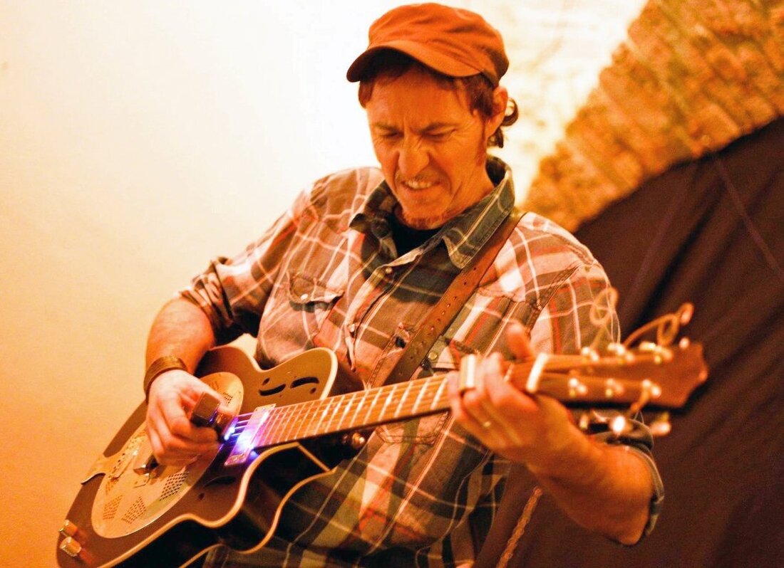 Rothenstadt. Es war eine Premiere im Rothenstädter Rockmusiklcub „Salute“ – aber eine gelungene und durchaus, wie angekündigt, absolut interessante. Denn am Samstag stand in der vollbesetzten Kneipe mit dem italienischen [&hellip;]