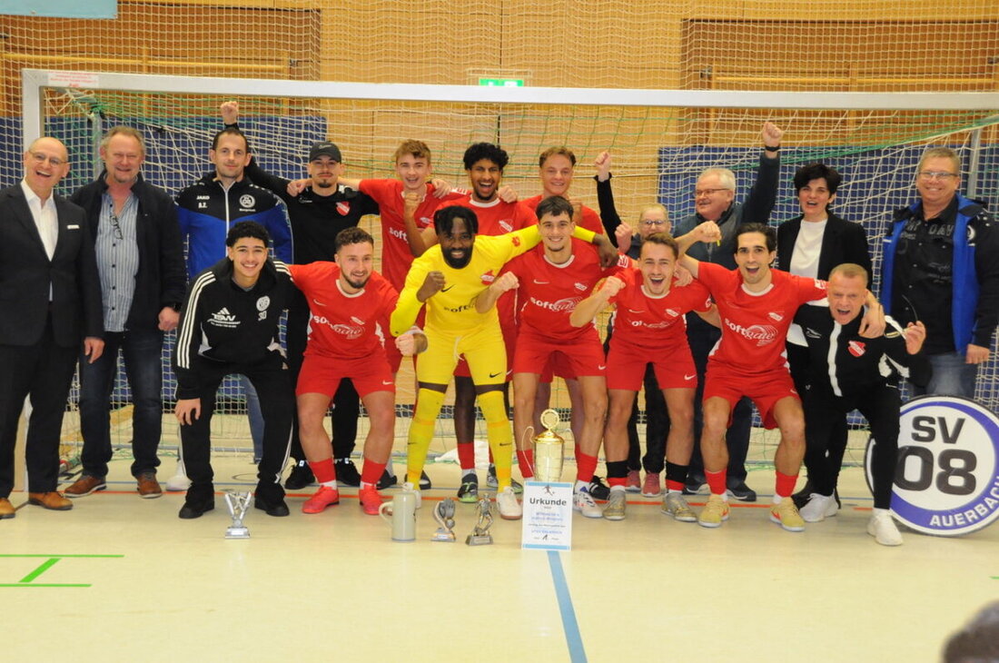 Auerbach.Torreich und sicher durch alle Phasen des Turniers: Mit traumwandlerischer Souveränität holt sich der ATSV Erlangen zum zweiten Mal nacheinander den Turniersieg im hochkarätig besetzten Auerbacher Wittmann's Hallen Masters. Auch die übrigen Bayernligisten wurden ihrer Favoritenrolle gerecht und landeten auf den Plätzen 2 bis 4. Gastgeber SV 08 Auerbach belegt Platz 7 und zeigt eine beherzte Leistung.