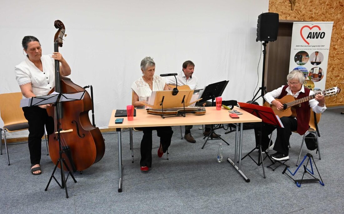Oberviechtach. Die AWO lud zur Familienfeier in den Mehrgenerationentreff, die seit den 1960er Jahren besteht. Musik, heitere Geschichten und die Tanzkids sorgten für Stimmung, dazu gab es Kaffee sowie Kuchen und Torten.