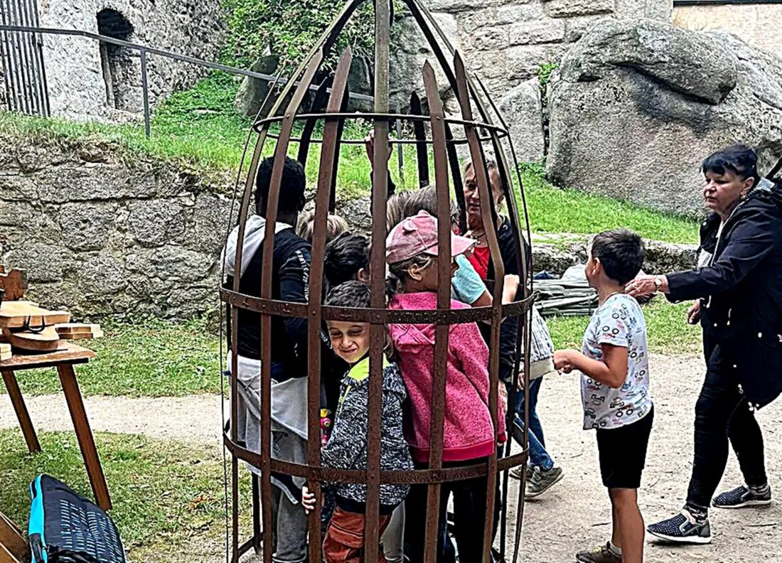 Weiden. Das AWO-Ferienprogramm begeisterte Kinder mit Ausflügen zur Burgruine Leuchtenberg, zur Feuerwehr und ins Seniorenheim und förderte Wissen, Kreativität und Begegnung zwischen Jung und Alt.