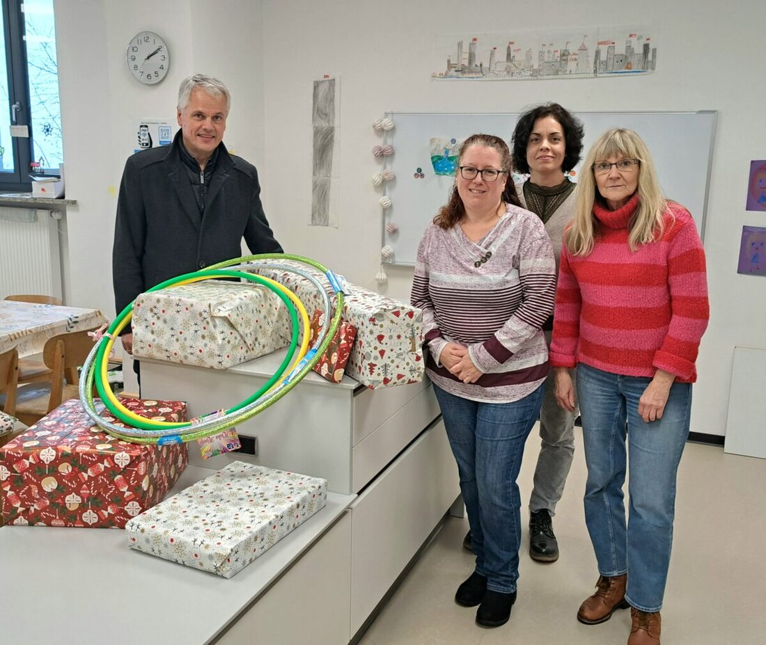 Flossenbürg. Die Arbeiterwohlfahrt (AWO) Flossenbürg hat das Weihnachtsfest in diesem Jahr für die Kinder der Mittagsbetreuung ein wenig vorgezogen. Ein Teil des Erlöses aus dem Baby- und Kinderbasar im Herbst wurde an Andrea Kick und Brigitte Pentner für die Mittagsbetreuung gespendet.