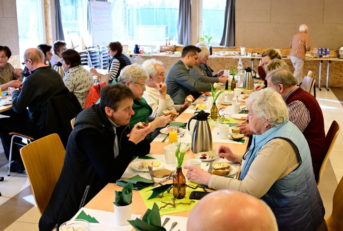 Oberviechtach. Die AWO lädt im Mehrgenerationentreff Am Sandradl 20 zum gesunden Frühstück der Grünen Woch ein. Gäste genießen Joghurt, Getreide, Obst und Gemüse – und die Gemeinschaft bei liebevoller Deko.