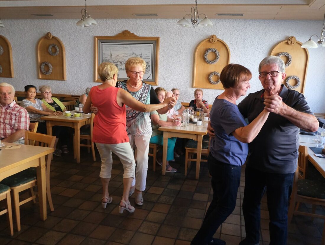 Floß. Der AWO-Ortsverein hat seine Vorkirchweih im „Weißes Rössl“ mit Musik, Tanz und Kücheln gefeiert. Vorsitzender Karl Tabert verwies auf den Frühschoppen am 23. August ab zehn Uhr sowie die Fahrt zum Landtag am 29. September.