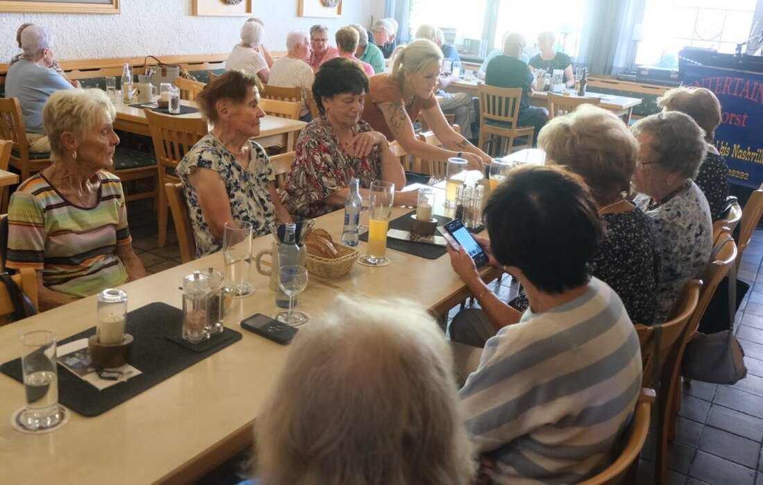 Floß. AWO-Senioren feiern traditionelle Vorkirchweih mit Musik und Tanz im Gasthaus "Weißes Rössl". Bratwürste am Grill und ein Sketch bereicherten den Nachmittag.