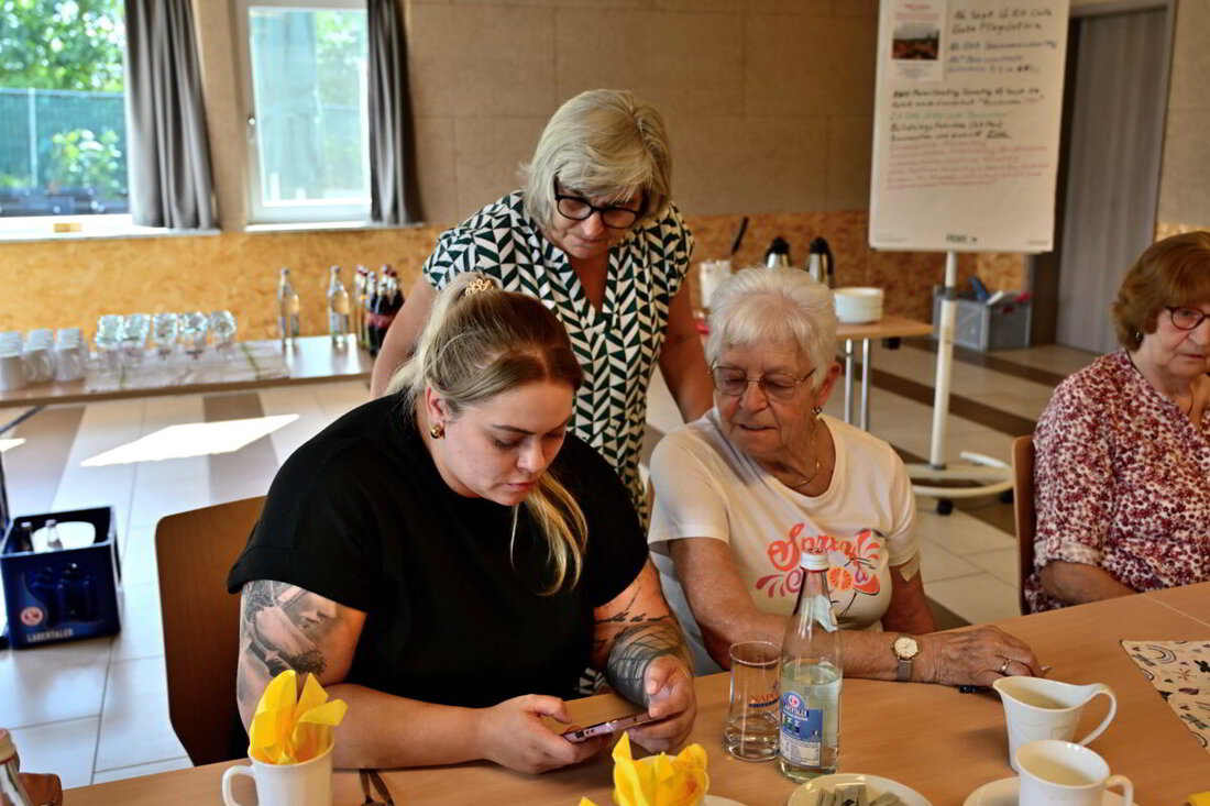 Oberviechtach. Im AWO-Seniorencafé zeigte Referentin Stella Welnhofer Schritt für Schritt, wie Seniorinnen und Senioren ihren Standort am Smartphone finden und per WhatsApp sicher an Angehörige senden.