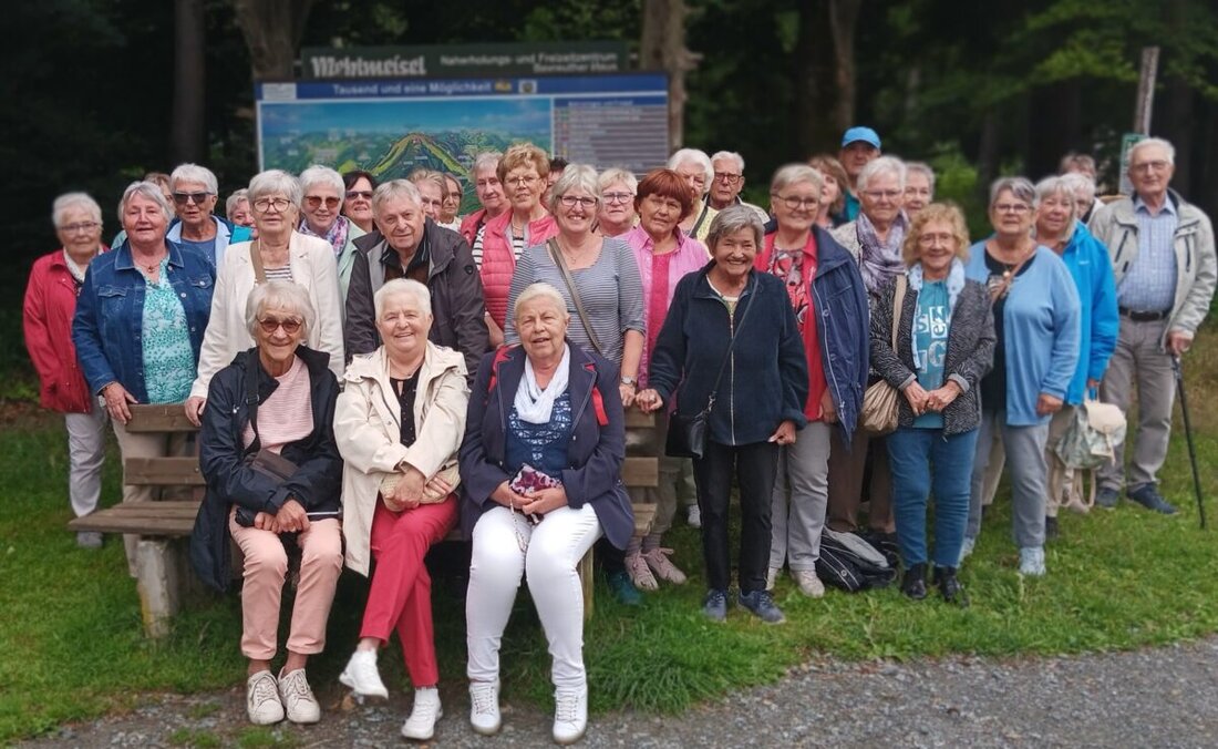 Störnstein. Der AWO Störnstein organisierte eine Tagesfahrt zum Ochsenkopf, inklusive Mittagessen im Waldrasthaus Karches und Gondelfahrt mit unterhaltsamem Sketch. Abschluss am Bayreuther Haus mit Panoramablick und Kuchengenuss.