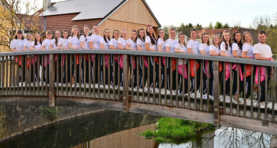 Oberviechtach. Die AWO Tanzgruppe Grün-Weiß startet in ihre Sommersaison und tourt durch den Landkreis Schwandorf. Sie mischt klassische und moderne Tänze, sorgt bei Bürgerfesten und dem Seefest in Schönsee für Stimmung.