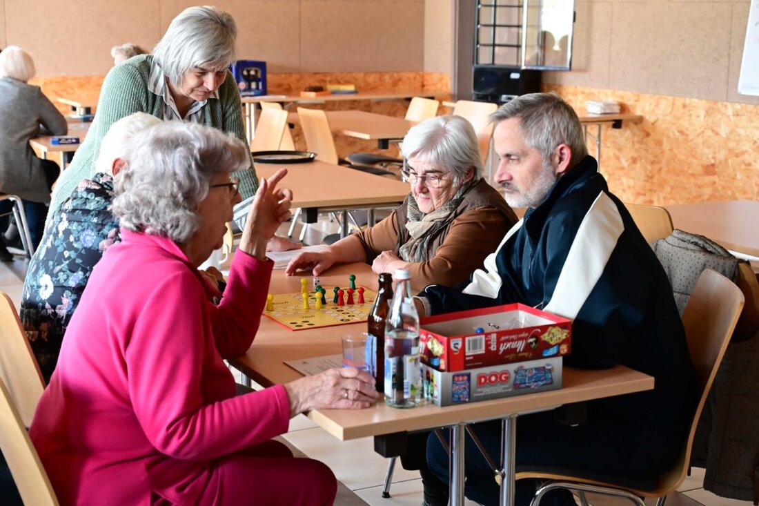 Oberviechtach. Beim Ü 50-Café der AWO wurde der Mehrgenerationentreff zum Spieleparadies: Klassiker wie Mühle, Dame und Memory stärkten Gemeinschaft und geistige Fitness. Nächster Termin: 20. Mai 2026, 14 Uhr.