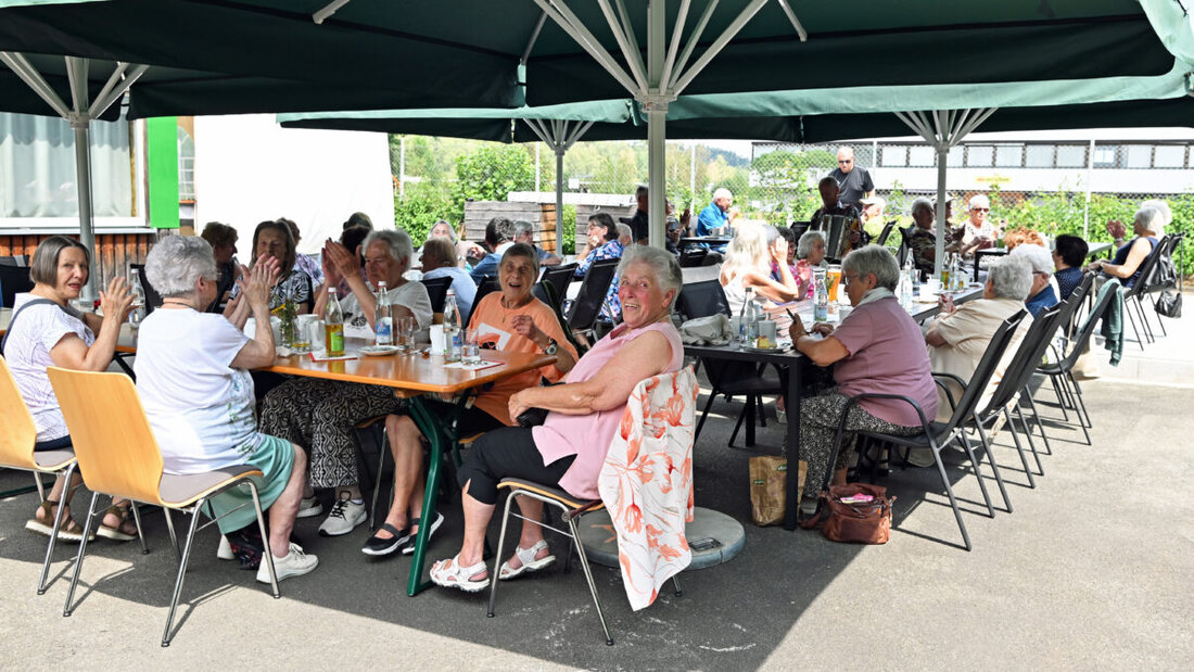Oberviechtach. Im Biergarten des AWO-Mehrgenerationentreffs feierte das Ü50-Café ein gut besuchtes Sommerfest mit Kaffee, Kuchen, Musik und Gegrilltem. Nächste Termine sind der 16. September und der 10. Oktober.