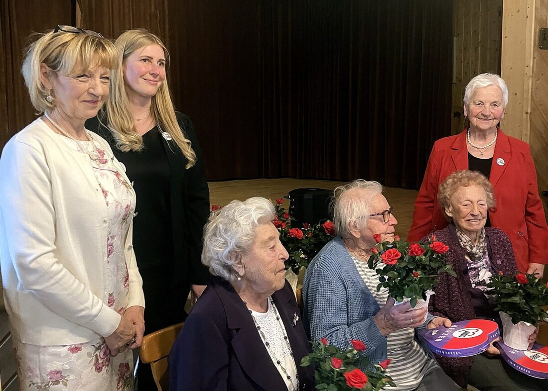 Weiden. Die AWO feierte in der „Waldgaststätte Strehl“ traditionell Mutter- und Vatertag mit Dankbarkeit und einem bunten Programm. Höhepunkte waren die Ehrung der ältesten Teilnehmerinnen und das Unterhaltungsangebot mit Sketch und Tanz der Jugendtanzgruppe.