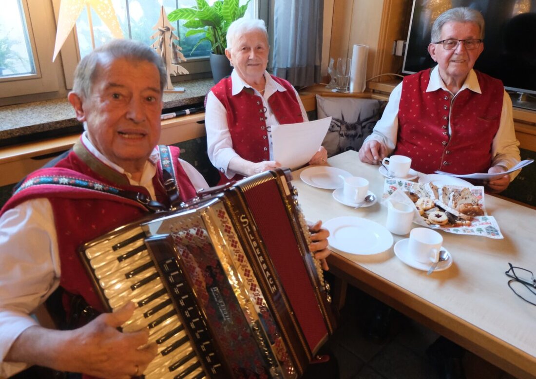 Floß. Der AWO-Ortsverband feierte im „Weißen Rössl“ eine besinnliche Weihnachtsstunde mit Musik, Gesang und Geschichten. Im Mittelpunkt standen Frieden, Gemeinschaft und der Mensch, nicht das Materielle.