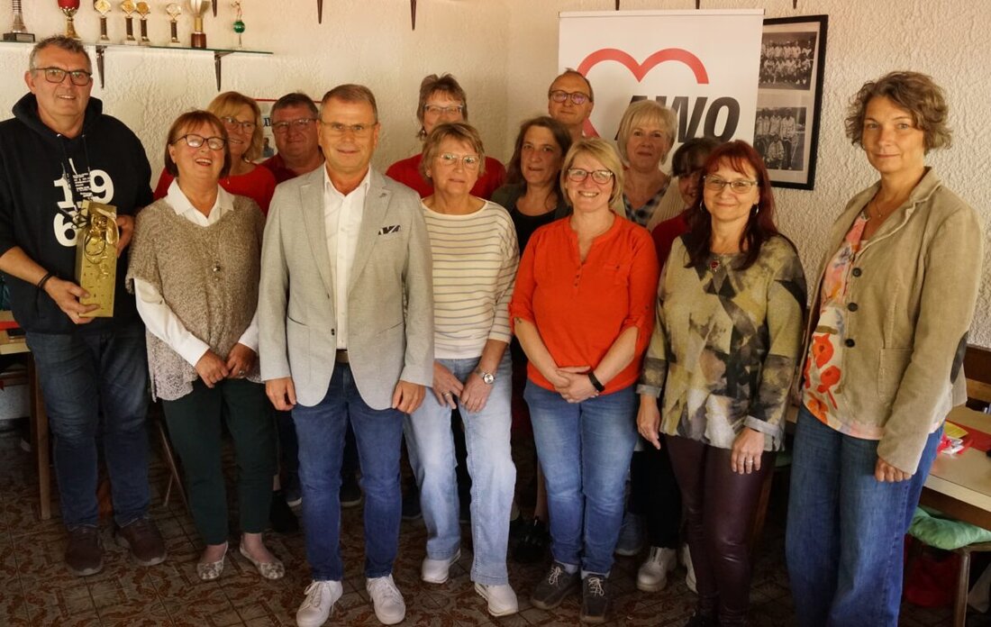 Windischeschenbach. Der AWO Ortsverein hielt seine Jahreshauptversammlung mit Neuwahlen im Tennisheim, wobei der unverzichtbare Essen auf Räder Service gelobt wurde. Petra Schmidt wurde erneut zur Vorsitzenden gewählt, Unterstützung für das Auslieferteam wird gesucht.