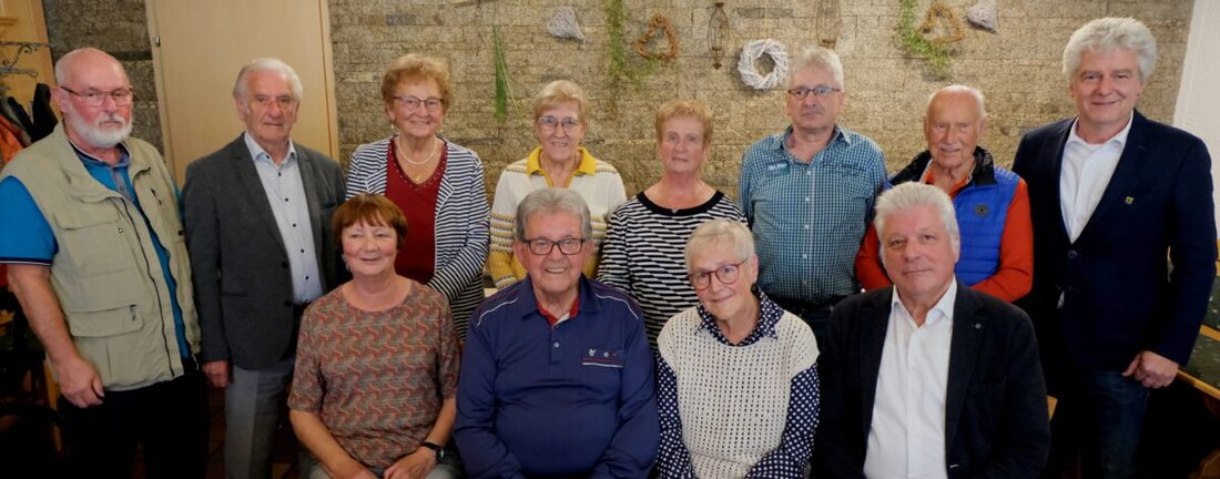 Floß. Bei der Jahreshauptversammlung des AWO-Ortsvereins standen Ehrungen im Mittelpunkt, zahlreiche Mitglieder wurden für 10 bis 40 Jahre Treue ausgezeichnet. Vorsitzender Karl Tabert, 87, führt den Verein weiter.