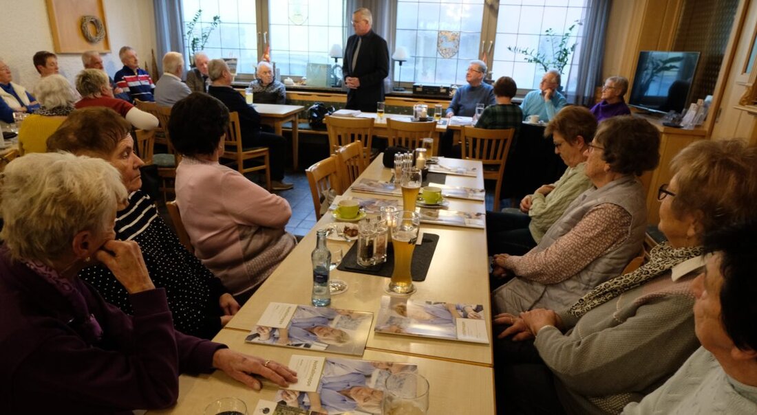 Floß. Beim AWO-Seniorennachmittag ging es um Vorsorgevollmacht und Patientenverfügung, worüber Rechtsanwalt Peter Sailer aufklärte. Wichtig ist die rechtliche Gültigkeit und Absprache mit Angehörigen.