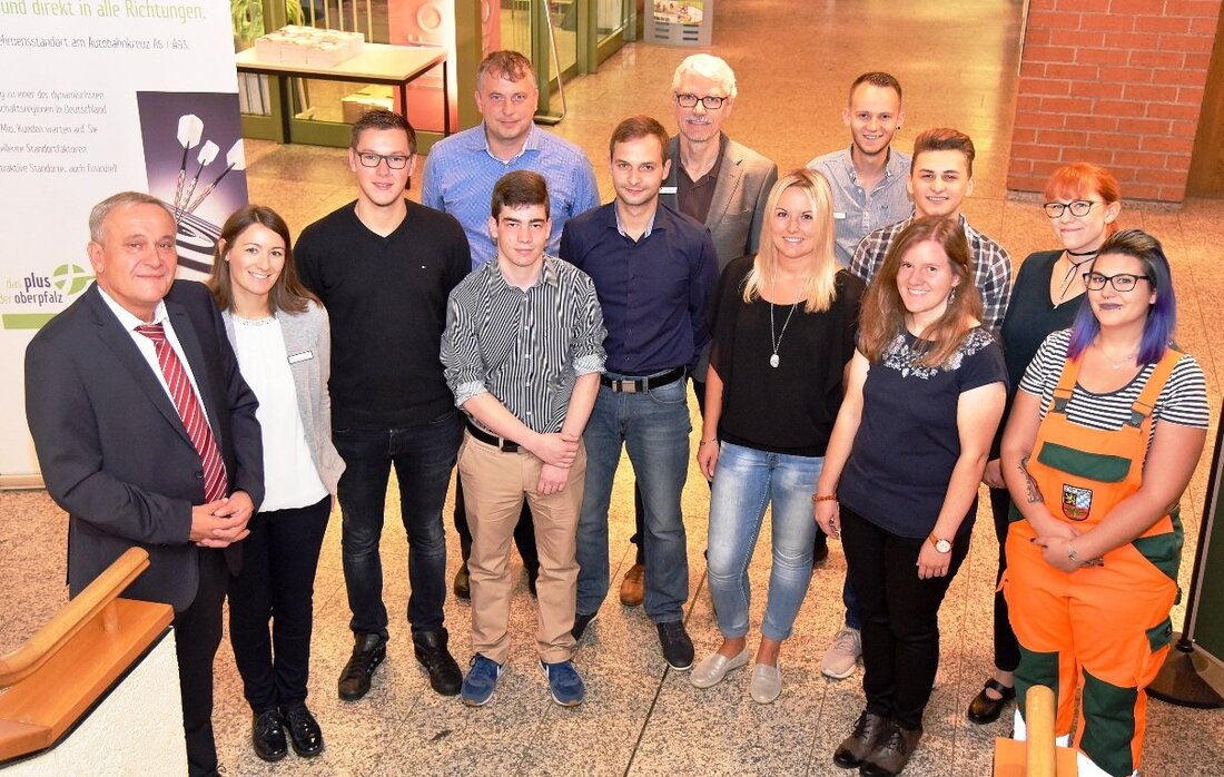 Weiden. Oberbürgermeister Kurt Seggewiß, die städtische Ausbildungsleiterin Carolin Schaumberger, der Personaldezernent, Verwaltungsdirektor Reiner Leibl und Pressesprecher Norbert Schmieglitz, hießen die neuen Auszubildenden – zwei davon in Abwesenheit – im Kreis [&hellip;]