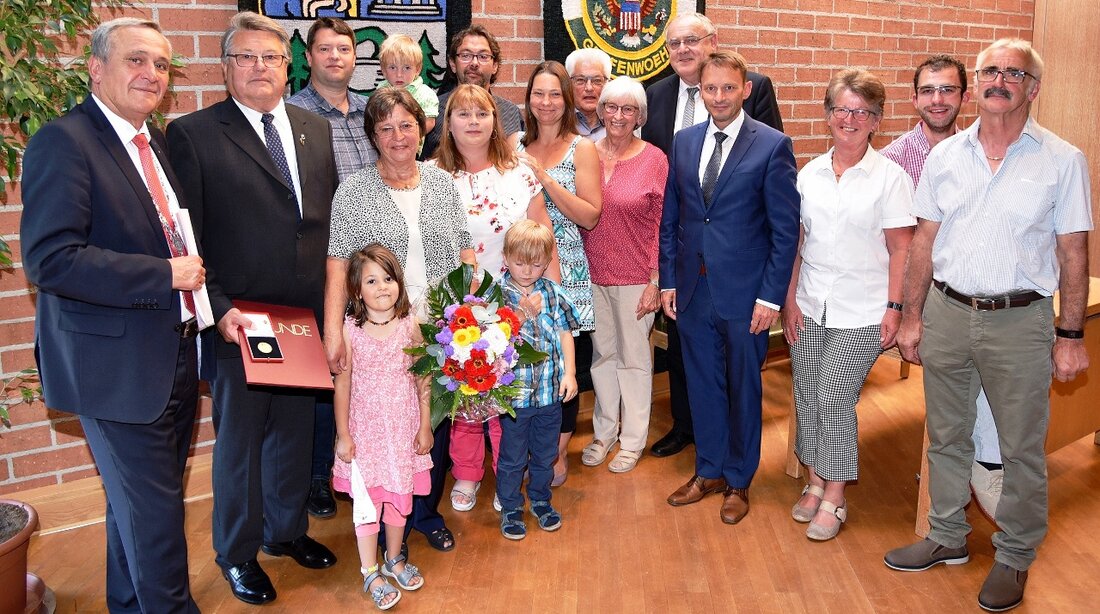 Weiden. Im großen Sitzungssaal des Neuen Rathauses in Weiden wurde Günther Magerl durch Stadtratsbeschluss für seine Verdienste um das Gemeinwohl geehrt. In einer Festsitzung des Stadtrates überreichte Oberbürgermeister Kurt Seggewiß zusammen [&hellip;]