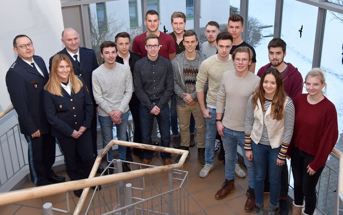 Weiden. In der Polizeiinspektion (PI) Weiden konnten Erster Polizei-Hauptkommissar (EPHK) Roland Ast, Polizeihauptmeisterin (PHMin) Nicole Prießnitz und der Einstellungsberater für den Bereich Weiden, Polizeihauptkommissar (PHK) Ulrich Glaser, kürzlich 15 junge [&hellip;]