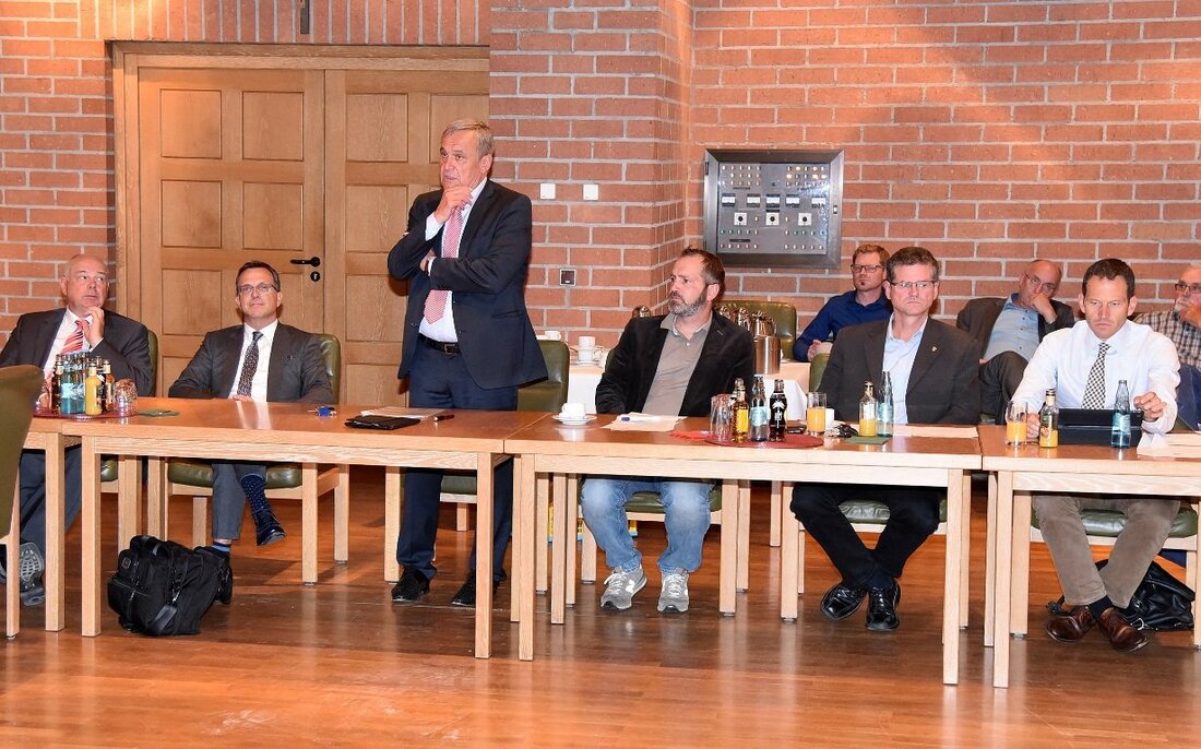 Weiden. Unter der Moderation von Weidens Oberbürgermeister Kurt Seggewiß befassten sich im großen Sitzungssaal des Neuen Weidener Rathauses Oberpfälzer Landräte und Bürgermeister erneut mit der „Ostbayern-Magistrale“. Falls nicht bald die [&hellip;]