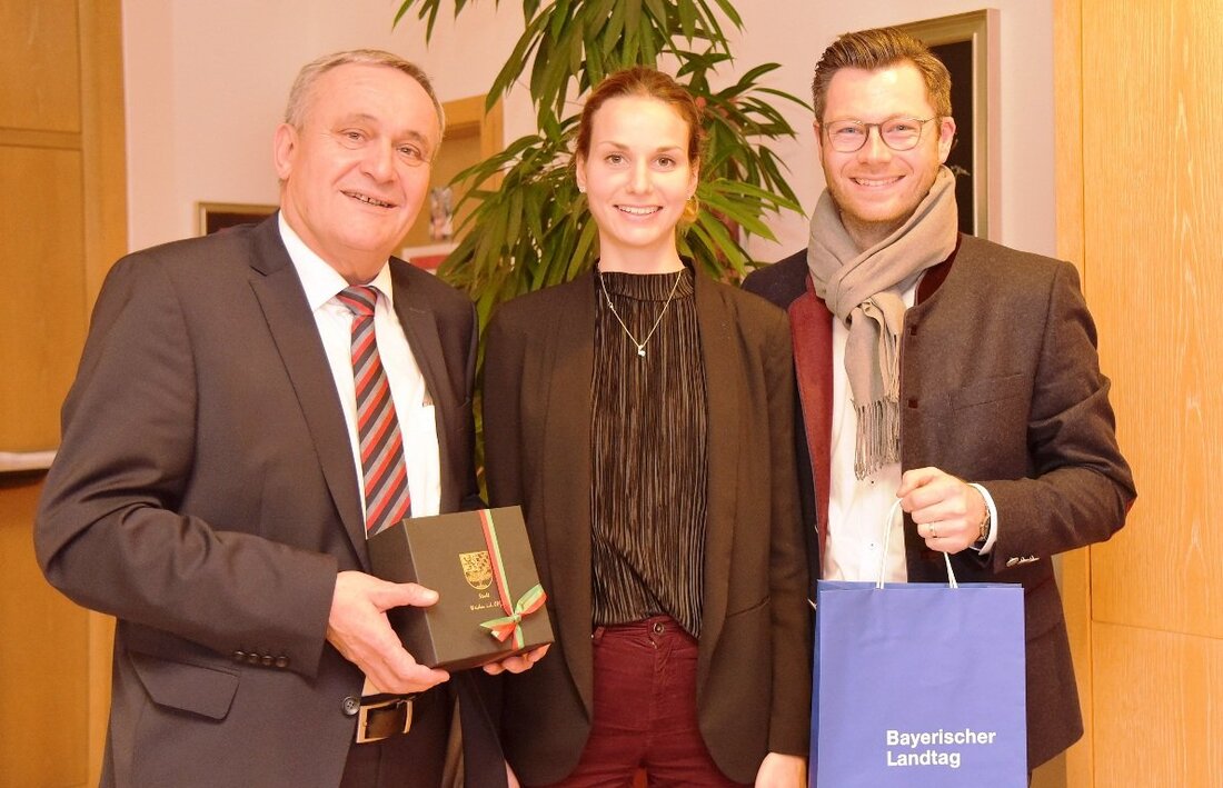Weiden. Kürzlich machte Christoph Skutella, neues Mitglied des Bayerischen Landtags, zusammen mit seiner Büroleiterin, Sarah Wolf, seinen Antrittsbesuch bei Weidens Oberbürgermeister Kurt Seggewiß. Von Jürgen Wilke Oberbürgermeister Kurt Seggewiß hieß [&hellip;]