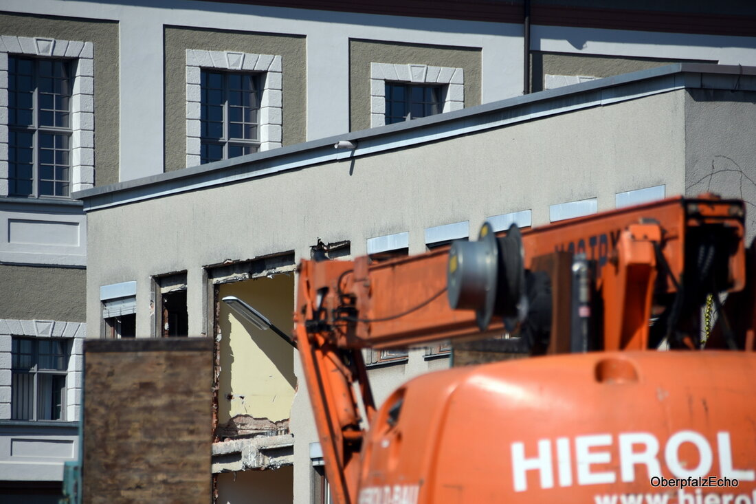 Neustadt/WN. Quadratisch, praktisch, grau – so kennen die Neustädter das gemeinhin als “Kobel” bezeichnete Verwaltungsgebäude des Landratsamtes an der Ecke Knorrstraße/Am Hohlweg. Doch dessen Tage sind gezählt. Seit Montag sind Bauarbeiter [&hellip;]