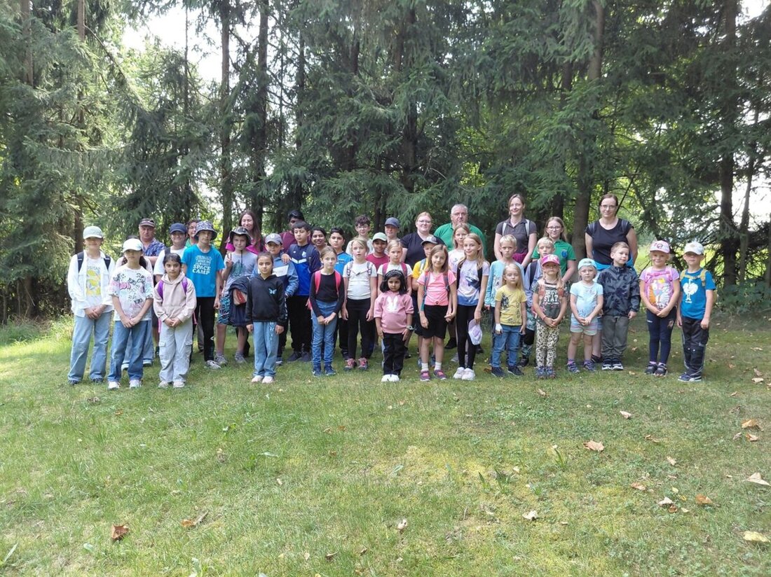 Floß. Rund 45 Teilnehmer, darunter 33 Kinder, erlebten ein spannendes Ferienprogramm auf dem Findlingsweg mit Spielstationen und einer Schatzsuche. Organisiert wurde das Event vom OWV Floß, das für Bewegung, Teamgeist und Spaß sorgte.