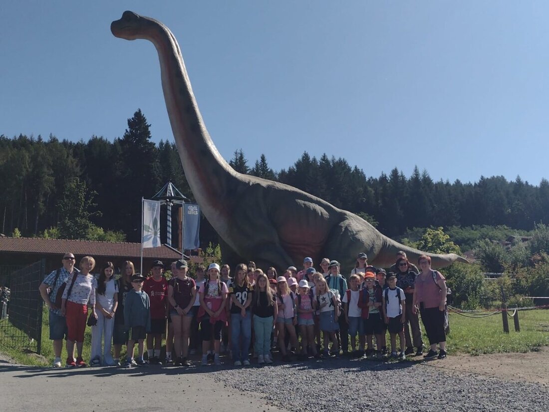 Bayerischer Wald. 50 Teilnehmer erlebten im Edelwies-Erlebnispark und auf dem Waldwipfelweg spannende Attraktionen und faszinierende Ausblicke, was den Ausflug zu einem unvergesslichen Ferienhighlight machte.