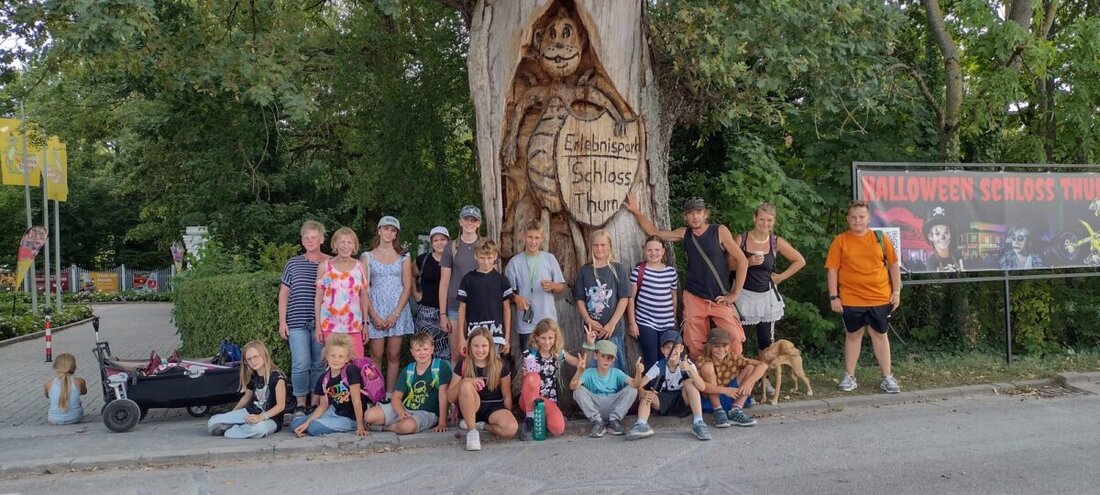 Heroldsbach. Kinder und Jugendliche von Abenteuer Kultur erlebten im Erlebnispark Schloss Thurn bei Sonnenschein Fahrgeschäfte, Shows und VR, und die gute Organisation machte den Ausflug unvergesslich.