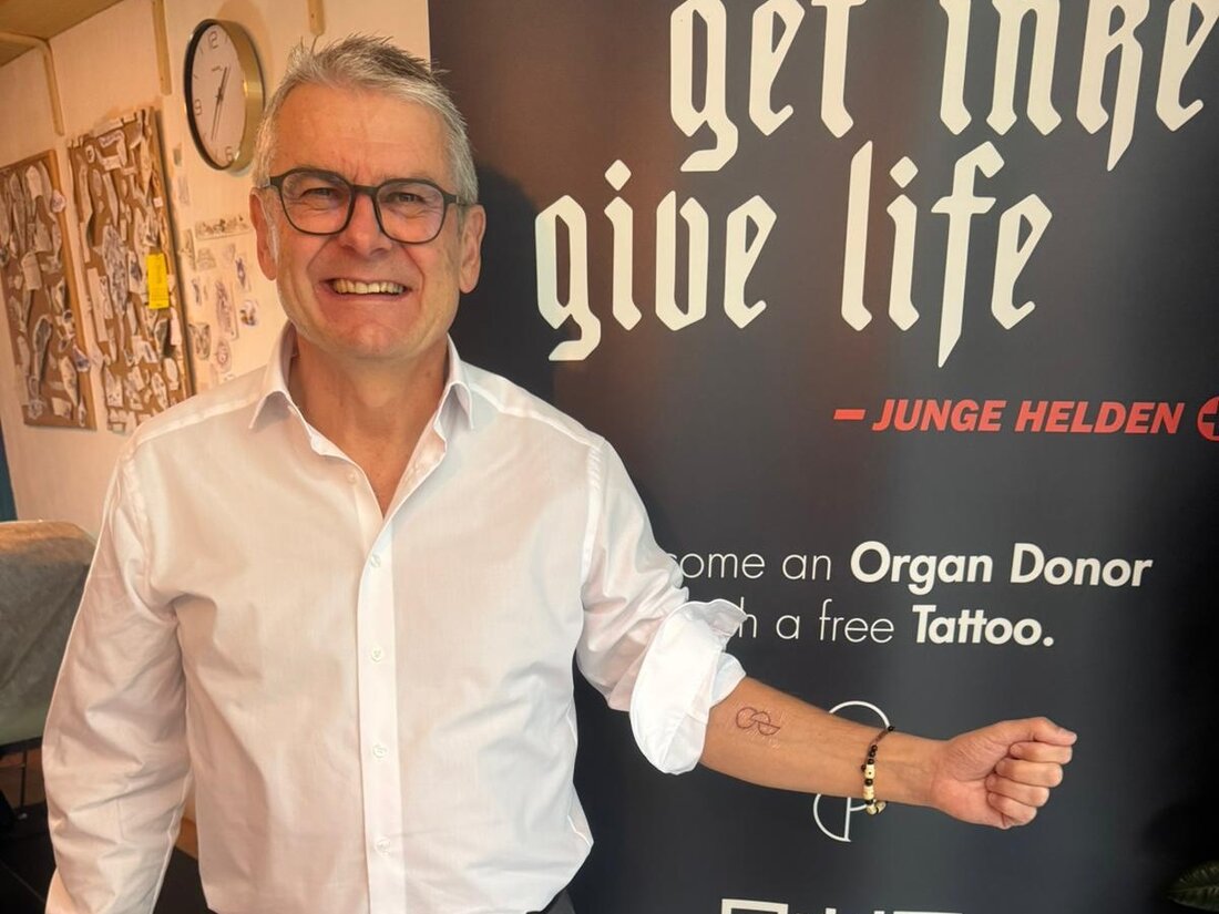 Neunburg v. Wald. Um die Bedeutung der Organspende hervorzuheben, ließen sich Abgeordnete verschiedener Parteien in Bayern ein Organspende-Symbol tätowieren. Die Aktion soll das Bewusstsein stärken und Unterstützung für die Widerspruchslösung signalisieren, um Spenderorgane zu erhöhen.